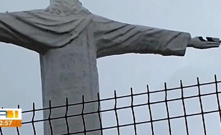 raio-quebra-mao-do-cristo-redentor-no-to-durante-temporal;-video-|-g1