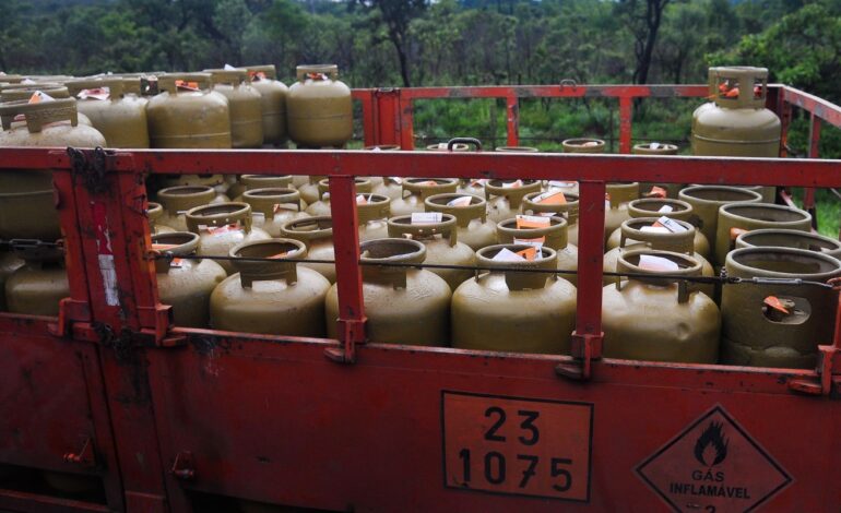beneficiarios-com-nis-final-8-recebem-auxilio-gas-nesta-sexta