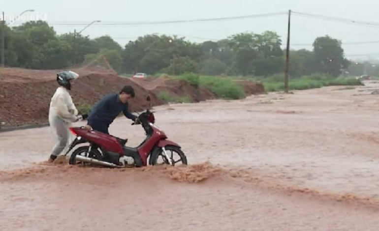 reporter-socorre-motociclista-e-bombeiros-resgatam-ilhados-|-g1