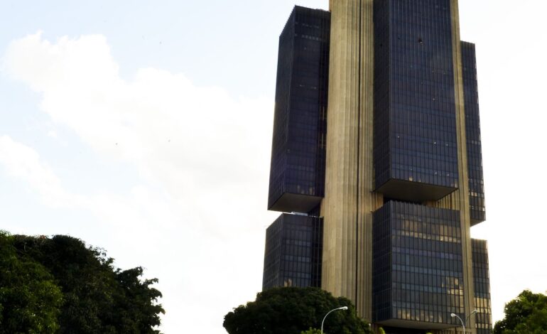 juros-do-credito-pessoal-e-cartao-rotativo-avancam-para-as-familias