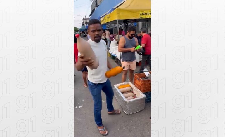 vendedor-chama-atencao com jeito-descontraido-de-vender-bacaba-no-to-|-g1