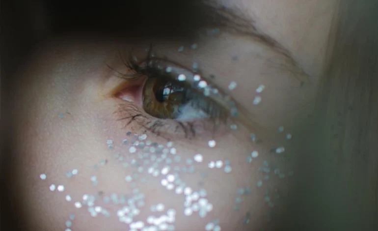 glitter-de-microplastico-e-encontrado-em-praia-do-rj-8-meses-apos-a-festa-–-climainfo