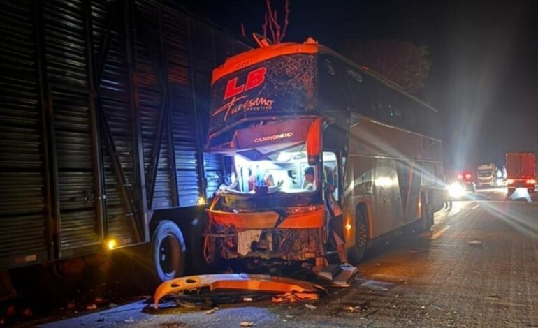 onibus-de-time-do-aguia-que-bateu-e-matou-preparador-ficou-destruido-|-g1