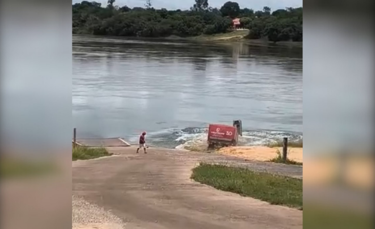 carreta-cai-no-rio-e-motorista-fica-desolado-assistindo;-video-|-g1