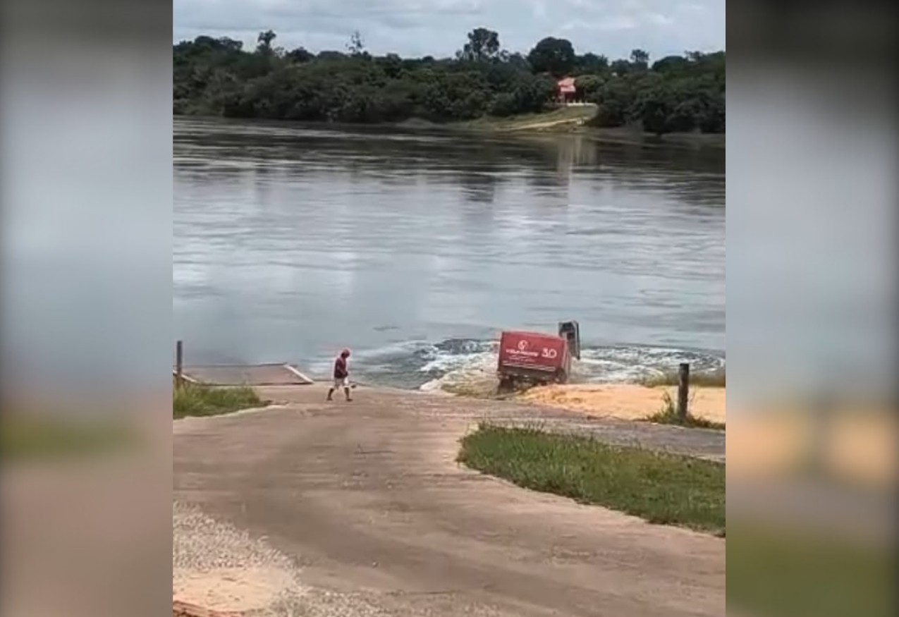 Carreta cai no rio e motorista fica desolado assistindo; Vídeo | G1