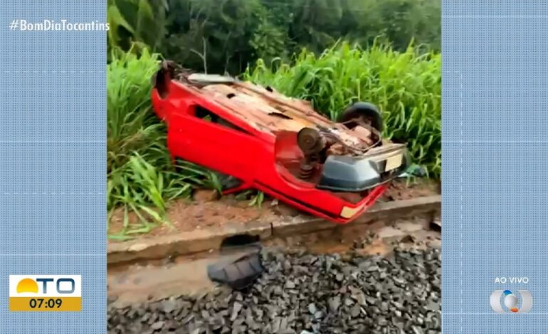 carro-fica-destruido-apos-enguicar-e-ser-arrastado-por-trem-no-to-|-g1