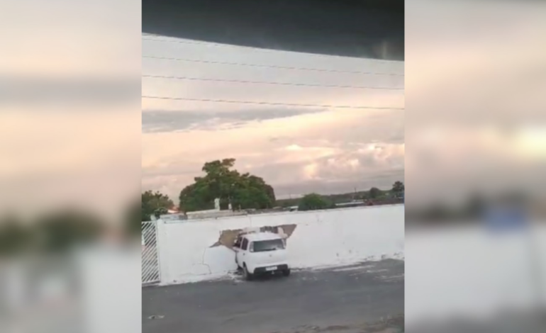 carro-passa-direto-em-curva-e-fica-atravessado-em-muro-de-cemiterio-no-tocantins-|-g1