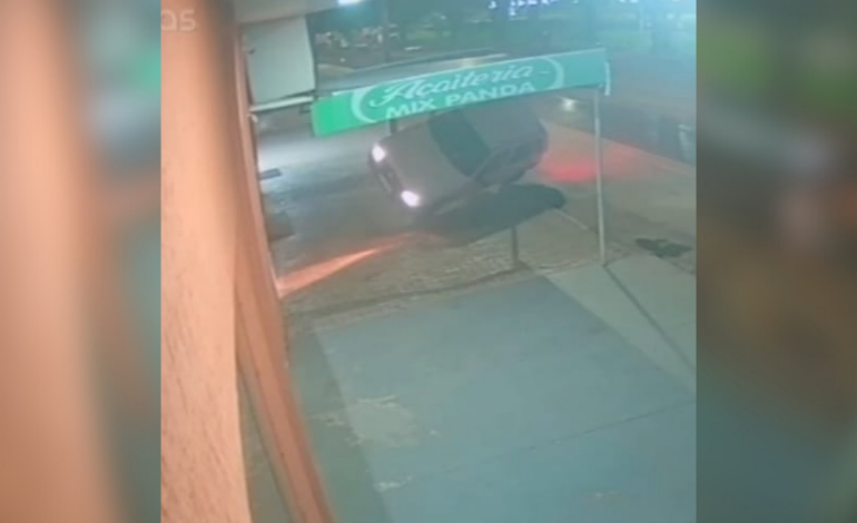 carro-derrapa,-bate-em-placa-de-transito-e