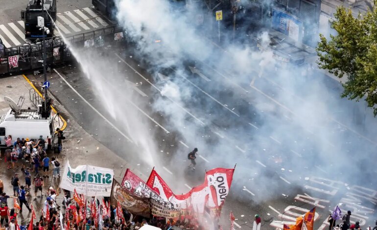 argentina:-reforma-de-milei-permite-jornada-de-12-horas-e-limita-greve