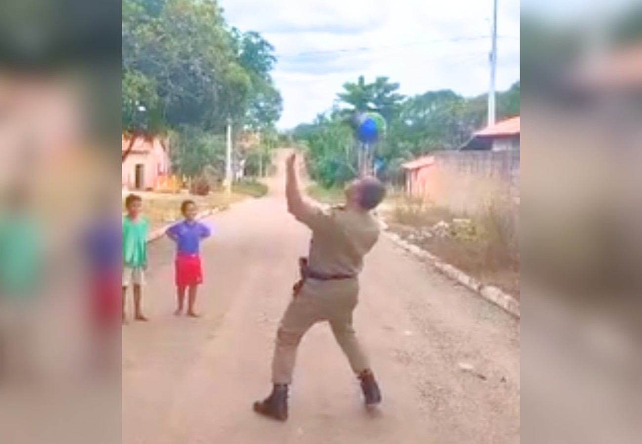 PM brinca com crianças em cidade do TO e mostra habilidade no futebol | G1