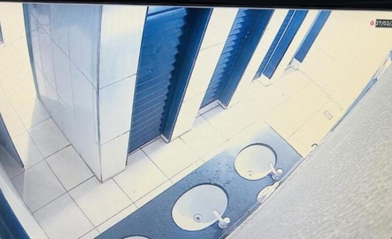 Câmeras são retiradas de banheiros de escola pública após determinação | G1