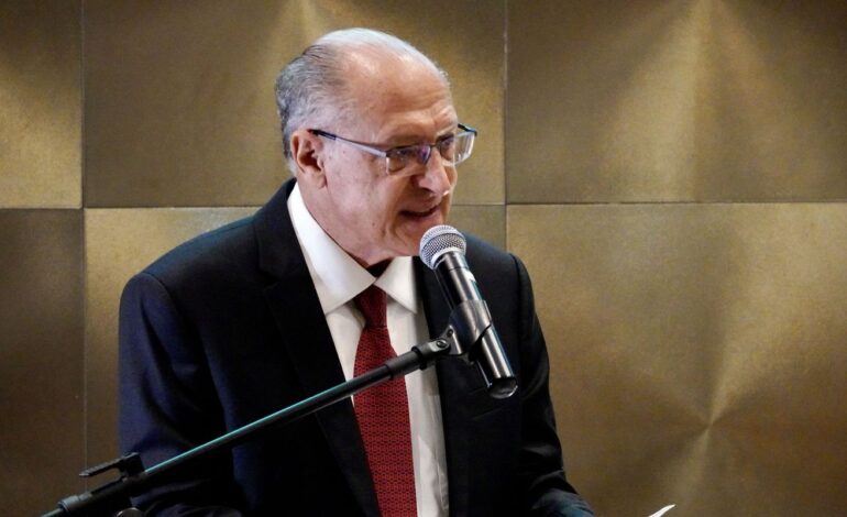 Alckmin deixará ministério em abril, mas seguirá como vice