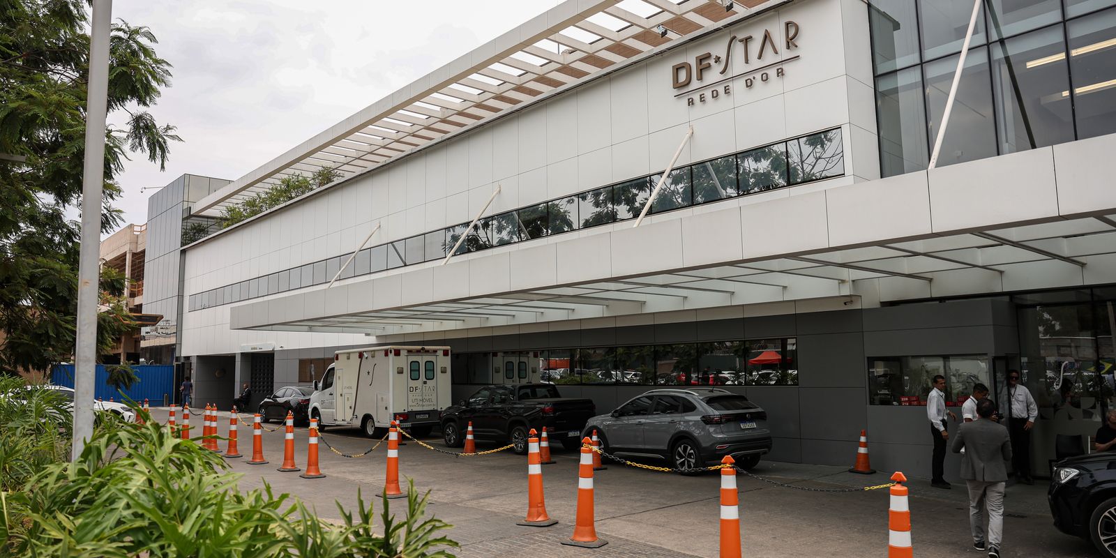 Bolsonaro é internado em UTI hospitalar com broncopneumonia bilateral