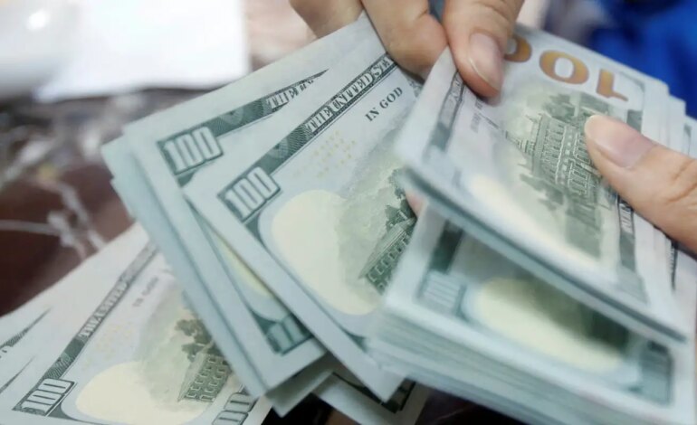 dolar-cai-1,6%-e-fecha-em-r$-5,23-com-alivio-externo