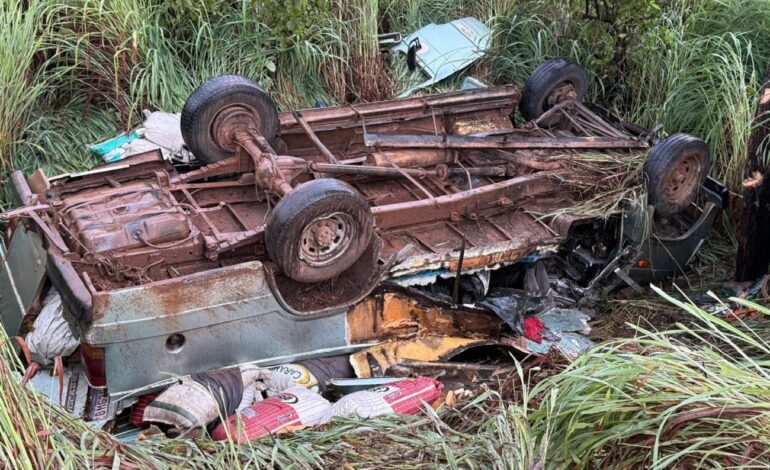duas-pessoas-morrem-apos-furgao-capotar-em-rodovia-no-tocantins-|-g1