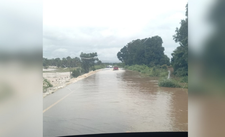 motoristas-se-arriscam apos-corrego-transbordar-e-passar-por-rodovia-|-g1