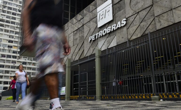 petrobras-diz-entregar-todo-o-combustivel-produzido-nas-refinarias