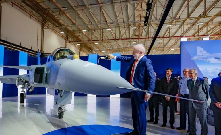 lula-batiza-primeiro-caca-gripen-produzido-no-brasil