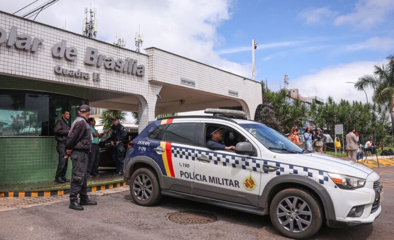 Bolsonaro recebe alta e chega em casa para cumprir prisão domiciliar