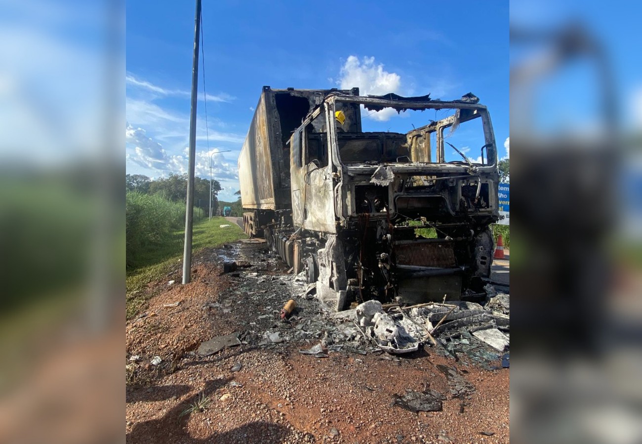 Caminhão com 28 toneladas de carne pega fogo na BR-153 no Tocantins | G1