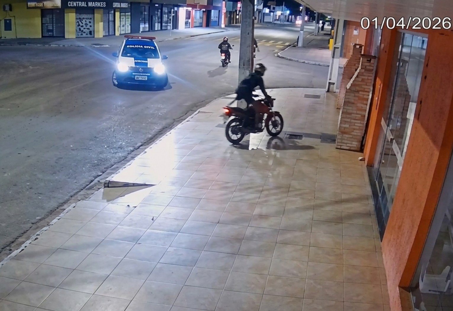 Motociclista foge da polícia e atinge churrasqueira no TO; VÍDEO | G1