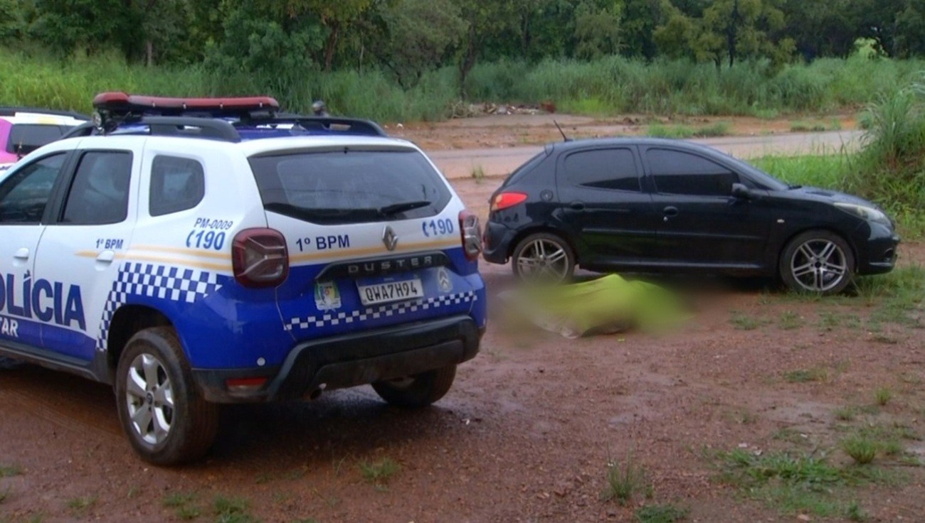 Homem é encontrado morto em carro e  corpo fica na chuva por horas | G1