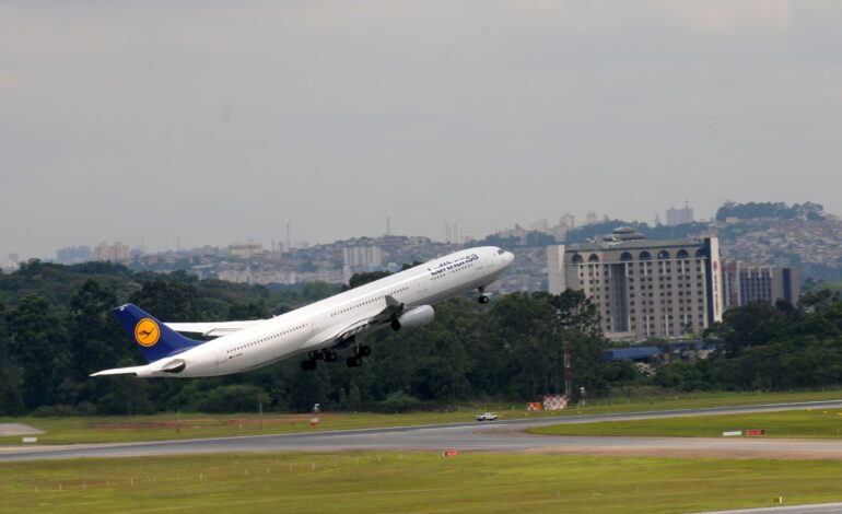 Comprar passagens de avião agora ou esperar? | G1