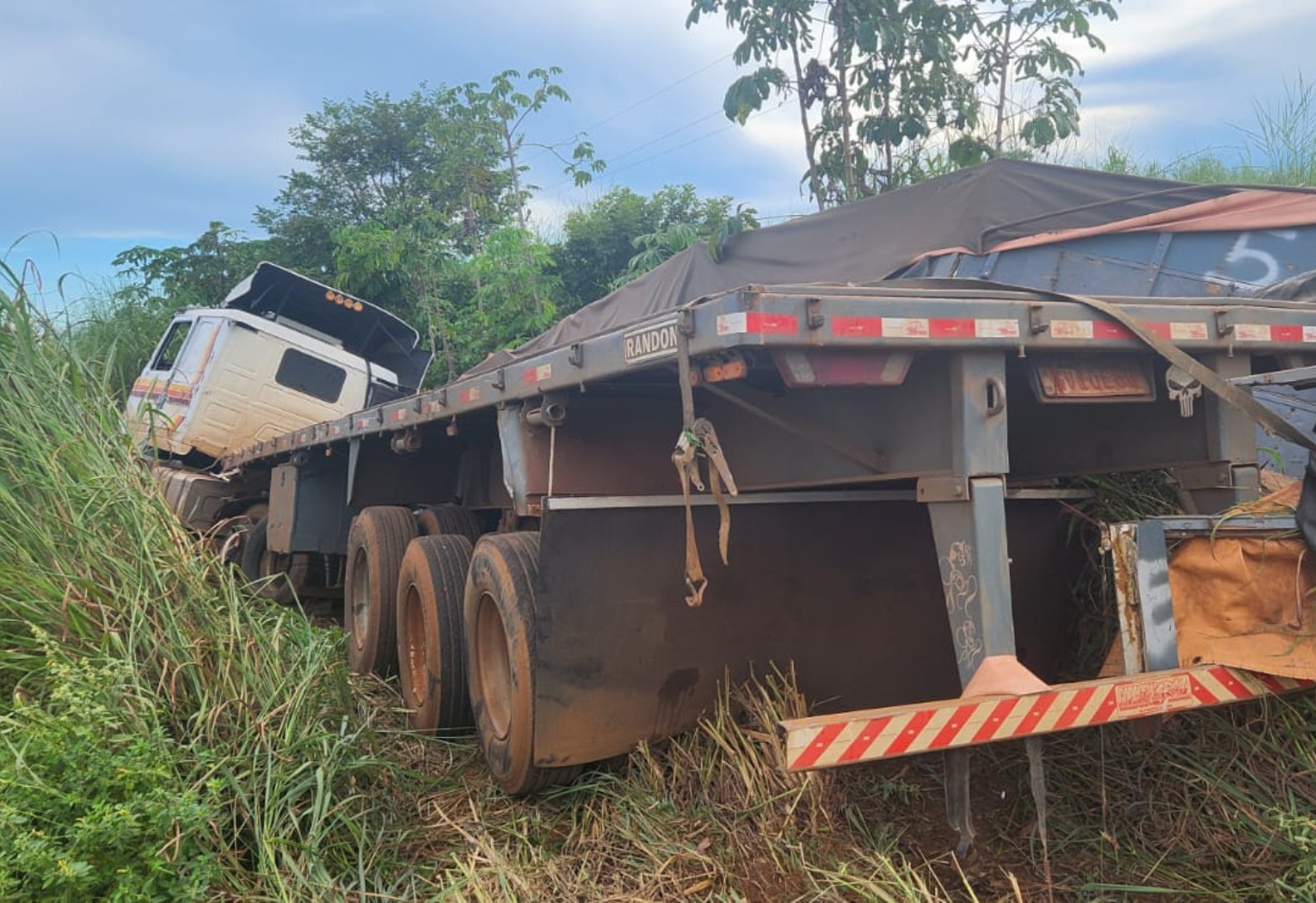 Homem de 55 anos morre em batida entre dois caminhões na TO-455 | G1
