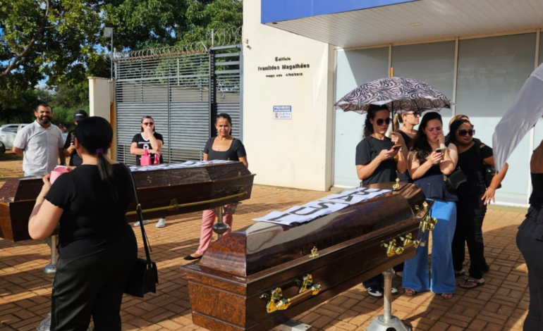 servidores-levam-caixoes-para-frente-de-secretaria-em-protesto;-veja-|-g1