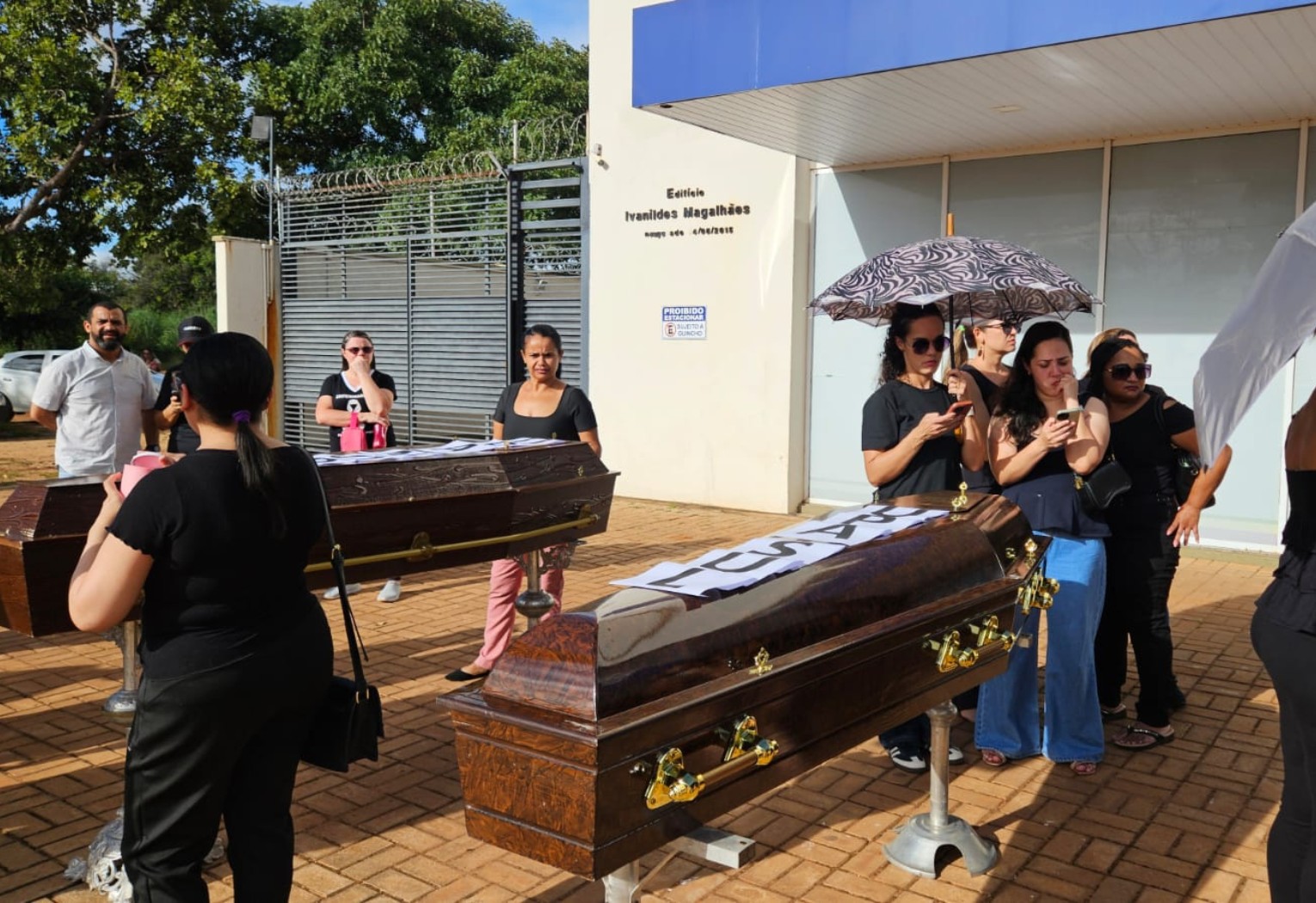 Servidores levam caixões para frente de secretaria em protesto; veja | G1