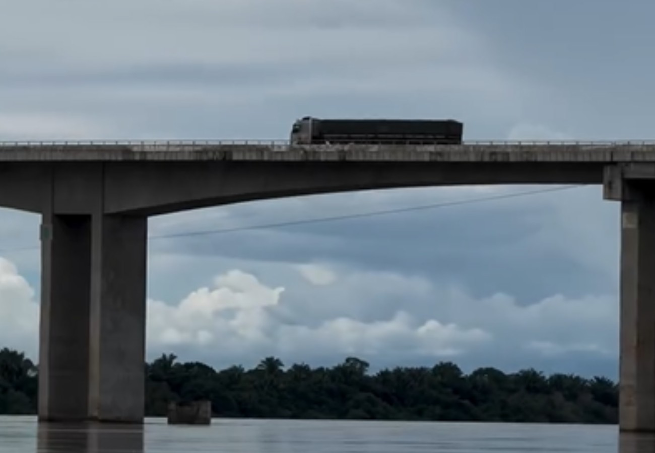 Pescador flagra carreta passando por ponte com restrição, na BR-230 | G1