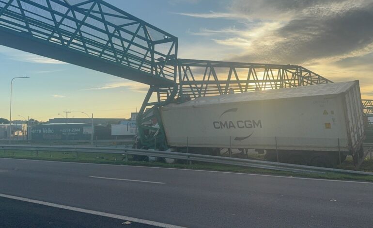 passarela-na-br-153-e-interditada-apos-ser-atingida-por-caminhao-|-g1