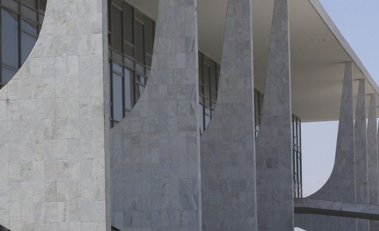 terceirizados-do-governo-tem-reducao-de-jornada-e-auxilio-para-creche