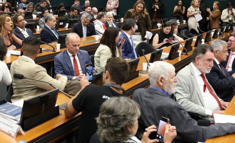 pedido-de-vista-adia-votacao-da-pec-do-fim-da-6×1-na-ccj-da-camara