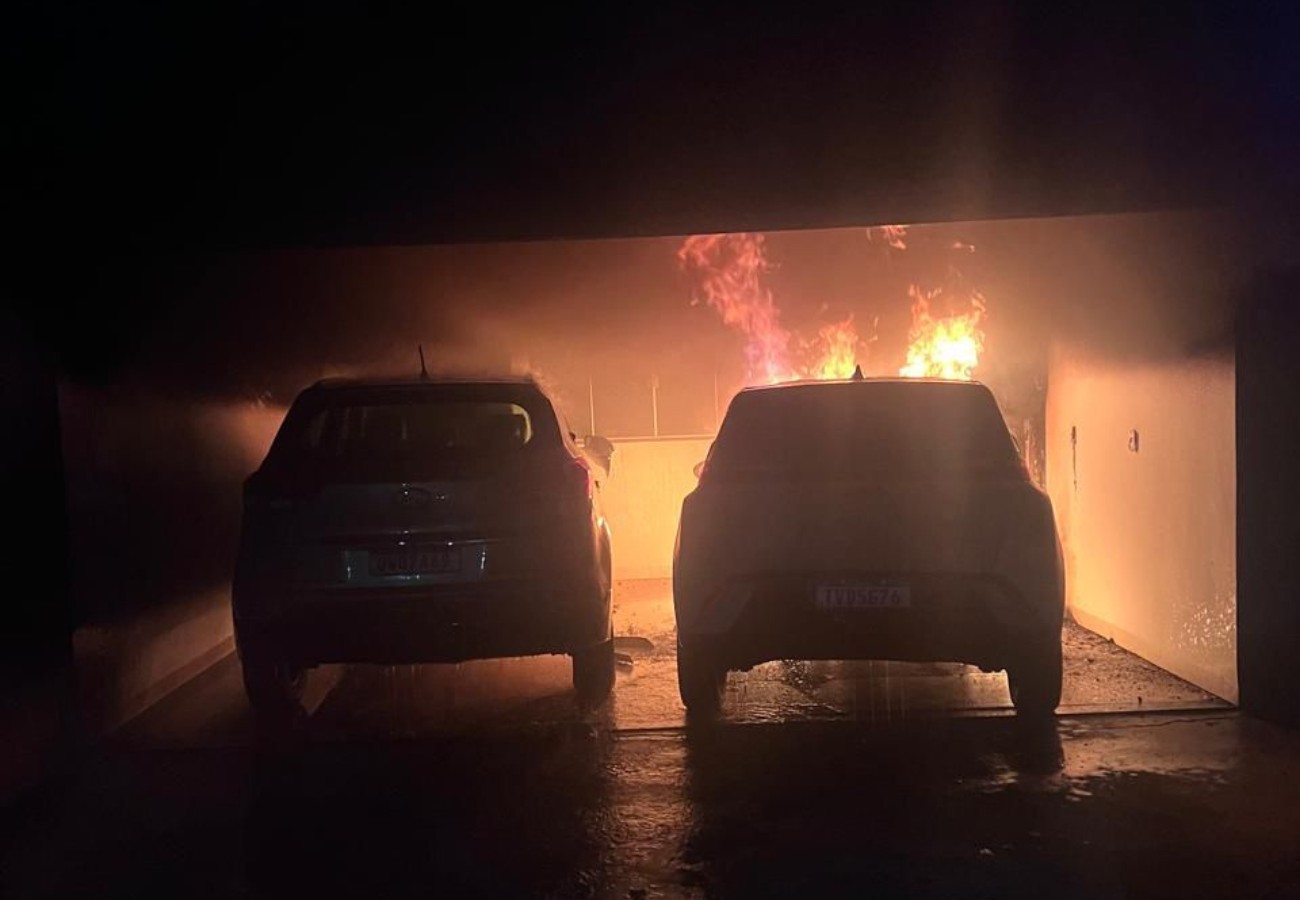 carro-eletrico-pega-fogo-durante-carregamento-em-garagem-de-casa-|-g1