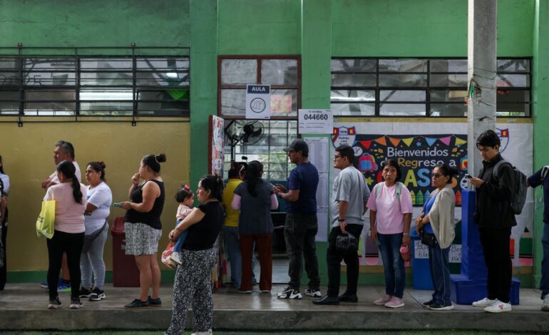 peru:-ultraconservador-e-esquerda-disputam-voto-a-voto-para-2o-turno