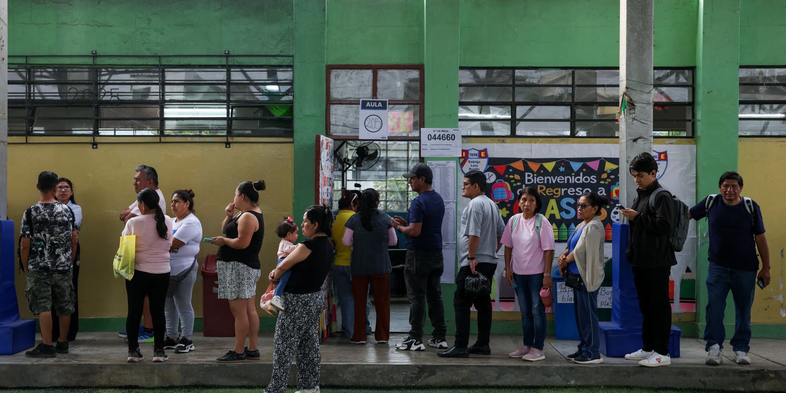 peru:-ultraconservador-e-esquerda-disputam-voto-a-voto-para-2o-turno