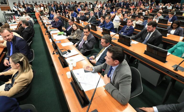 ccj-da-camara-retoma-analise-do-fim-da-escala-6×1-nesta-quarta