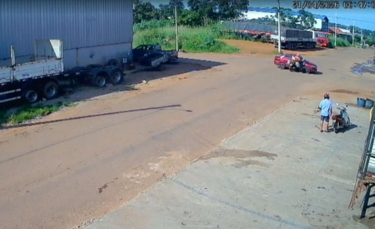 motociclista-e-arremessado-apos-bater-em-carro-em-cruzamento-de-gurupi-|-g1