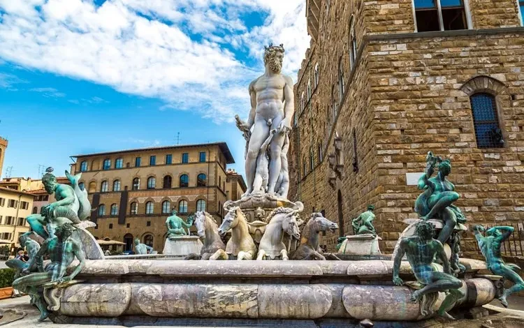 mulher-e-multada-em-quase-r$-30-mil-apos-tentar-tocar-penis-de-estatua-|-g1