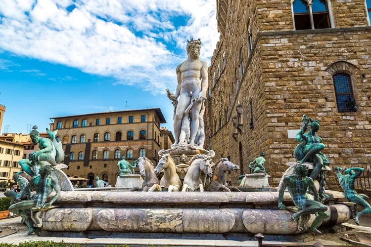 mulher-e-multada-em-quase-r$-30-mil-apos-tentar-tocar-penis-de-estatua-|-g1