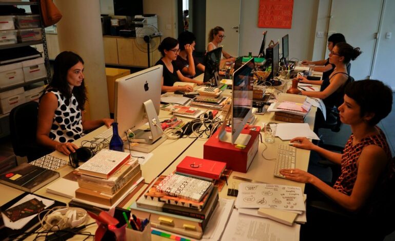 Emprego feminino aumenta 11%, mas desigualdade salarial persiste