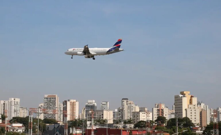 Cade investiga possível alinhamento de preços entre Latam e Gol