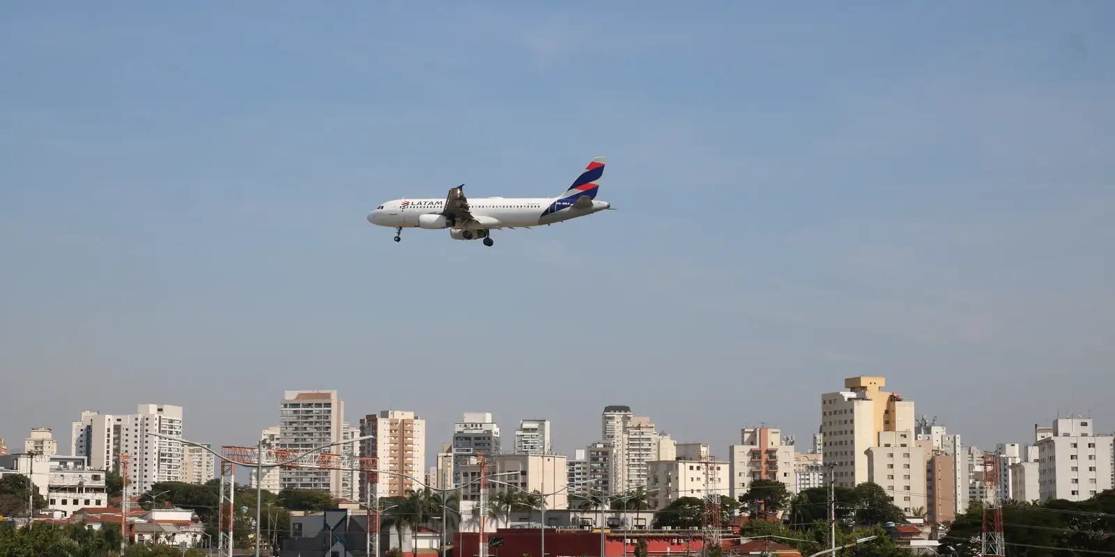Cade investiga possível alinhamento de preços entre Latam e Gol
