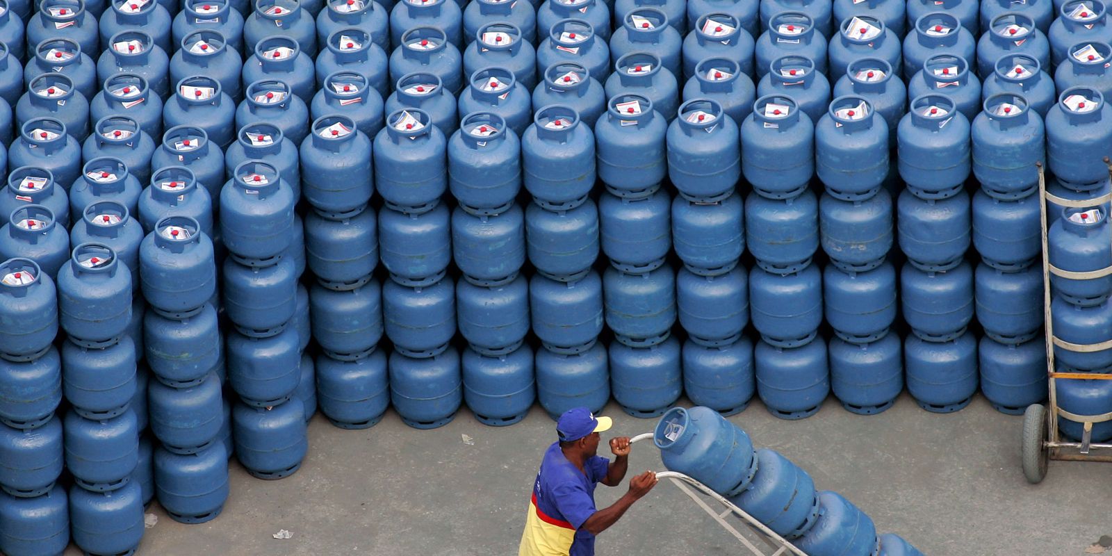 Governo libera R$ 330 milhões para segurar preço do gás de cozinha