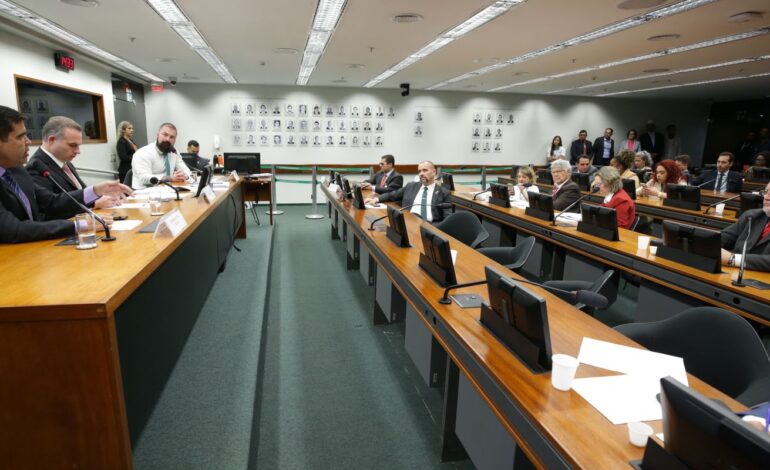 conselho-de-etica-adia-analise-contra-deputados-por-quebra-de-decoro