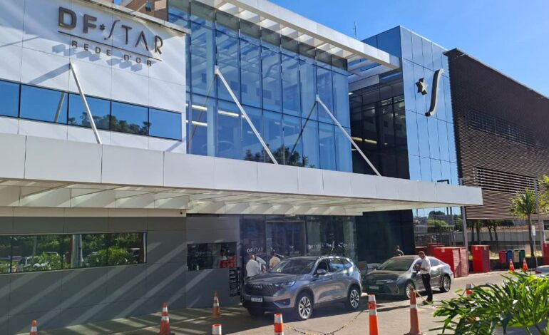 Bolsonaro é internado para cirurgia no ombro em Brasília