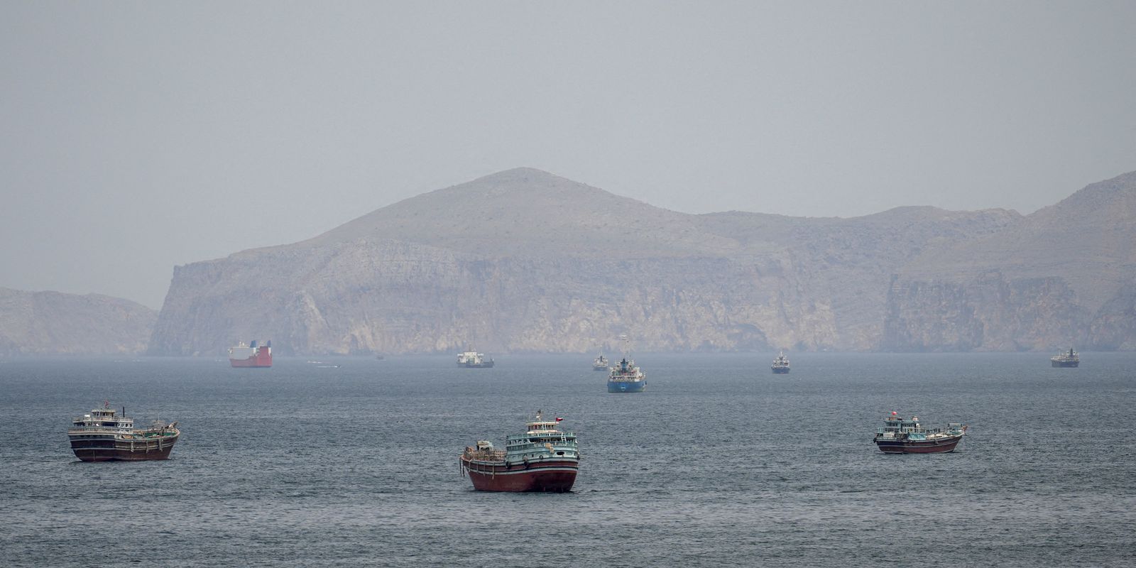 misseis-atingem-navio-de-guerra-dos-eua-que-tentava-entrar-em-ormuz