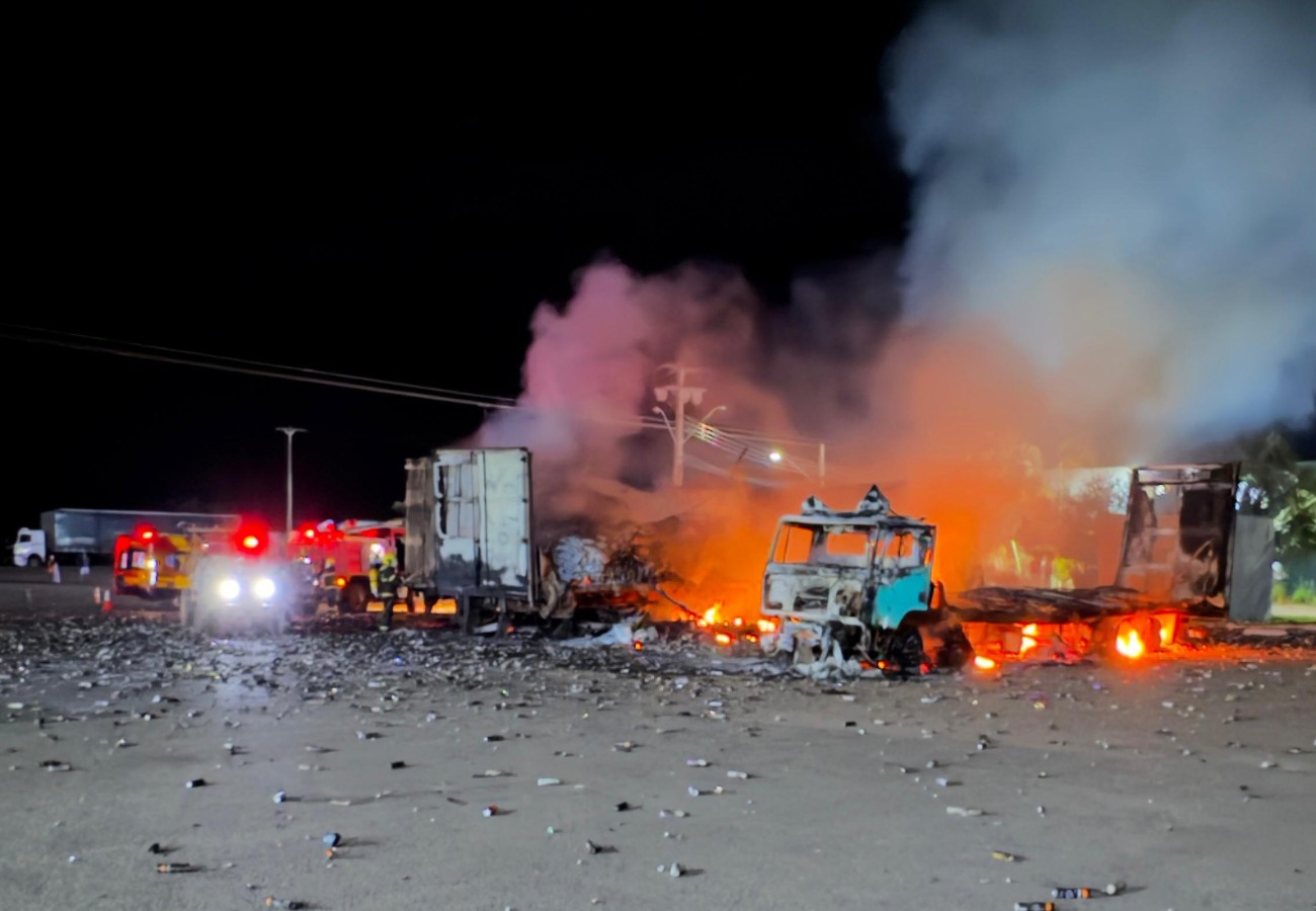 carretas-ficam-destruidas-apos-incendio-em-posto-de-combustivel-no-to-|-g1