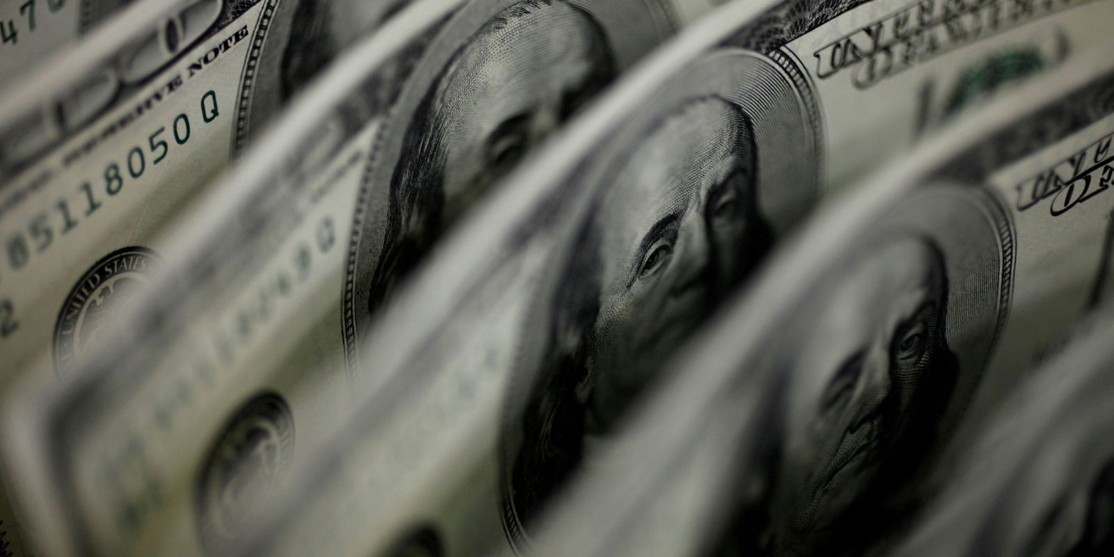 dolar-cai-a-r$-4,91-e-fecha-no-menor-valor-em-27-meses